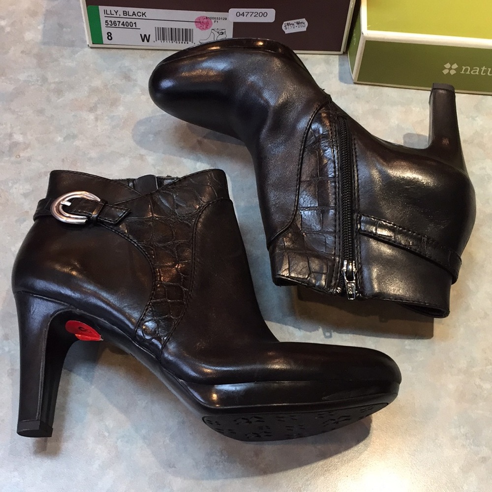 Naturalizer leather ankle boots (sz 8w)